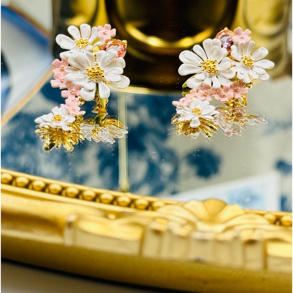 🆕 LES NEREIDES 🧿 NIB Verbena Flower and Round Stone Dangling Earrings - Picture 16 of 16
